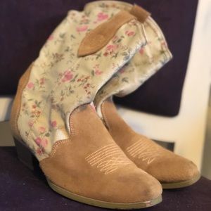 Unique Cowgirl Boots w/ Floral Design